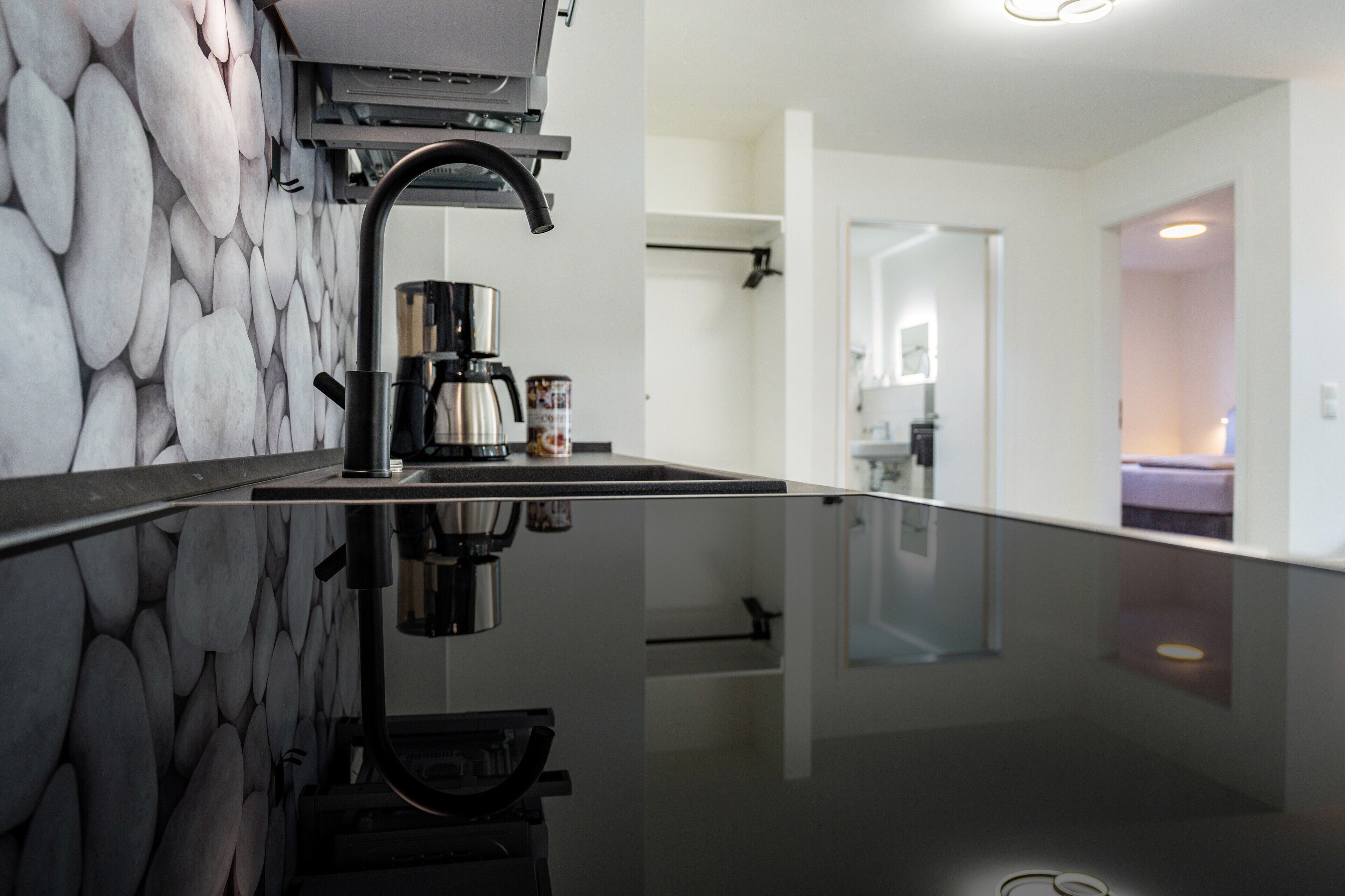 Kühlschrank, Mikrowelle, Ofen, Herdplatte