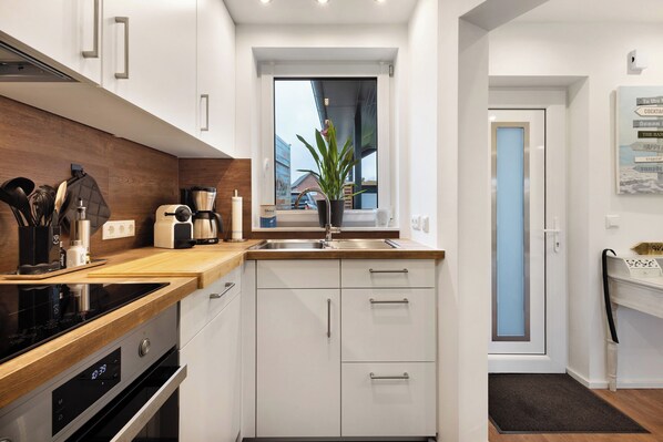 Kjøleskap, mikrobølgeovn, ovn og kokeplater