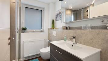 Een douche, een haardroger, handdoeken