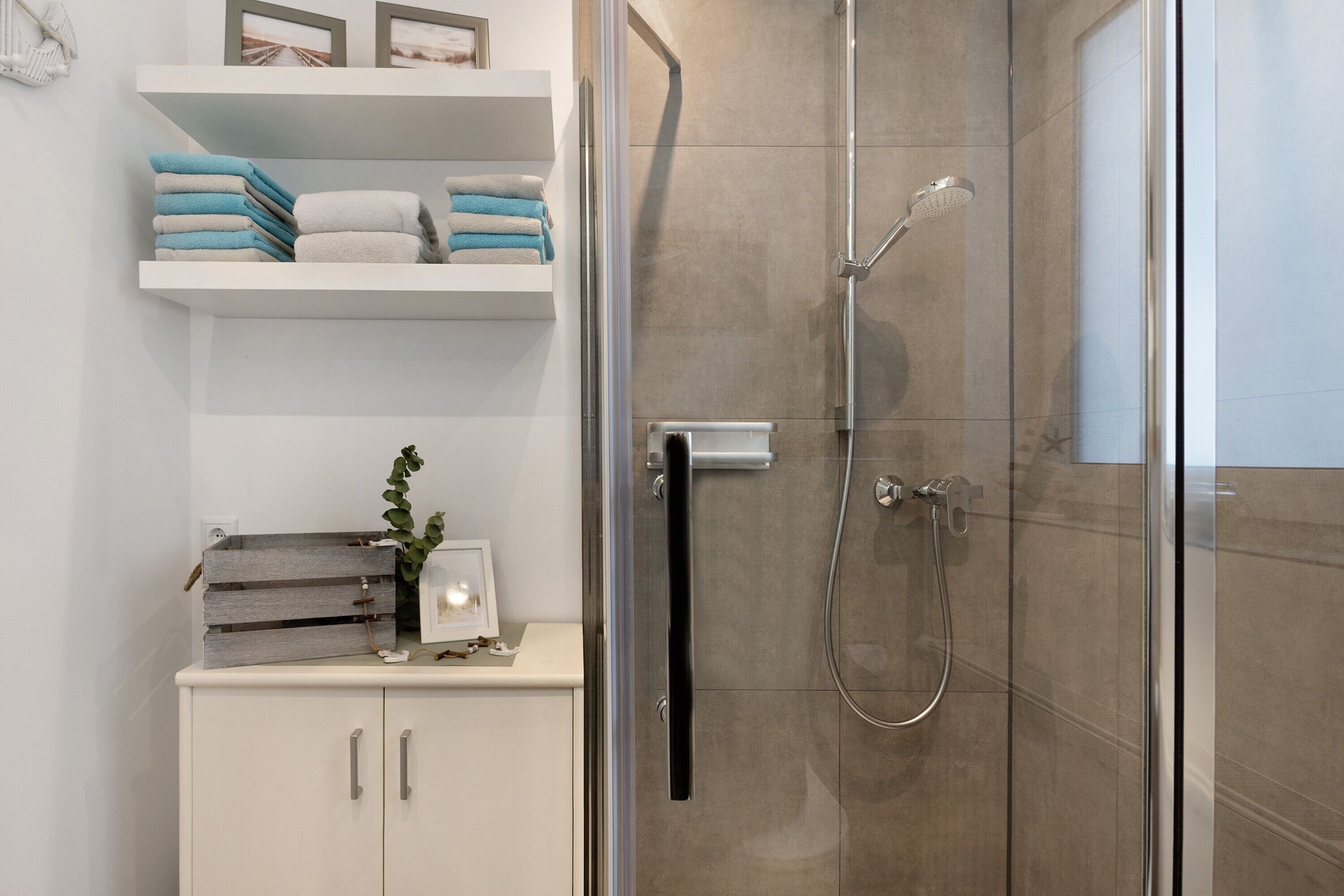 Een douche, een haardroger, handdoeken