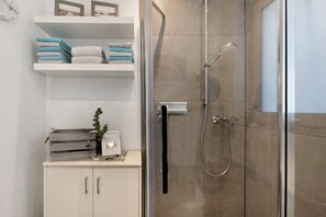 Shower, hair dryer, towels