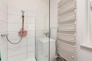 Shower, hair dryer, towels