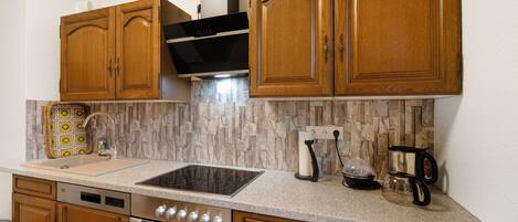 Jääkaappi, uuni, liesi, astianpesukone