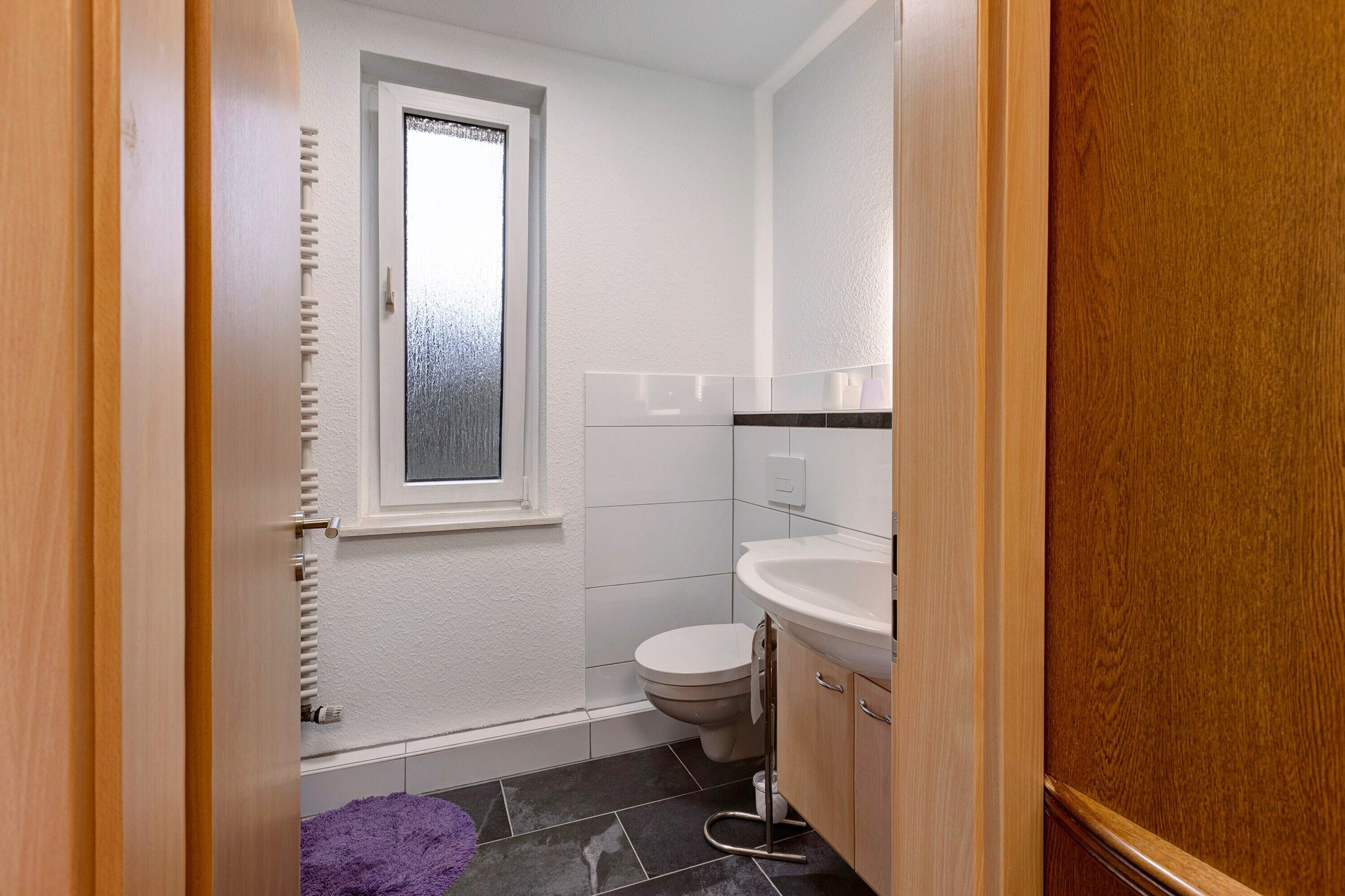 Douche, sèche-cheveux, serviettes fournies