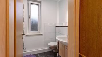 Douche, sĂšche-cheveux, serviettes fournies