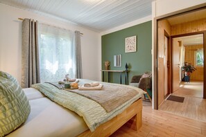 2 bedrooms, free WiFi, bed sheets - Holiday Home 'Sonnenpark 44' with Lake View, Private Terrace and Wi-Fi (Roding)