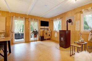 Interior - Holiday Home 'Sonnenpark 44' with Lake View, Private Terrace and Wi-Fi (Roding)