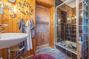 Douche, séchoir à cheveux, serviettes fournies