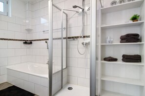 Dusche, Haartrockner, Handtücher