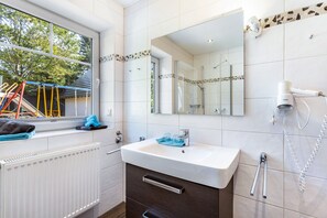 Dusche, Haartrockner, Handtücher
