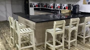 Full-sized fridge, microwave, oven, stovetop