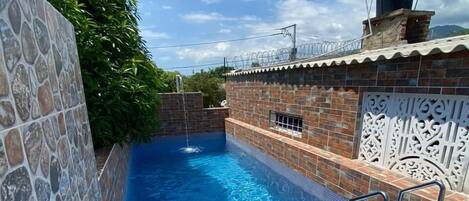 Alberca al aire libre y alberca climatizada