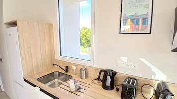 Een koelkast, een microgolfoven, een oven, een vaatwasser