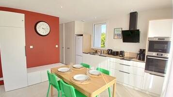 Réfrigérateur, micro-ondes, four, lave-vaisselle