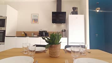 Een koelkast, een microgolfoven, een oven, een vaatwasser