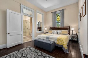 4 室のベッドルーム、デスク、アイロン / アイロン台、旅行用ベビーベッド