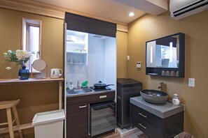 舒適別墅 | 私人小型廚房 | 小冰箱、微波爐、爐台、電熱水壺