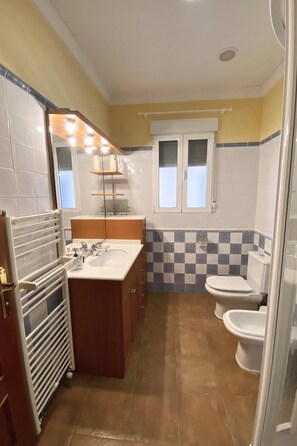 A compact bathroom with a sink, mirror, and toilet. - Complete, Spacious House, With Pool and Surrounded by Nature (Alzira)