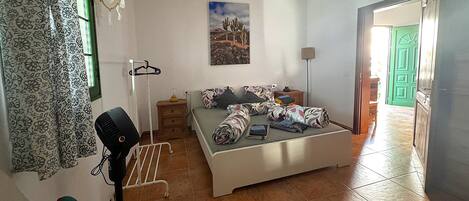 1 quarto, cortinas blackout, quartos à prova de som