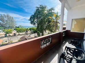 Individually furnished, desk, laptop workspace, free WiFi - New golden bay resort Weligama (Weligama)
