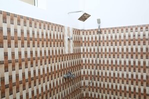 Comfort Suite, 1 Bedroom, Balcony | Bilik Mandi | Pancuran mandi, tuala disediakan, sabun, tisu tandas 