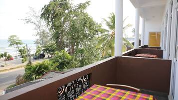 Deluxe Double Room, Balcony, Beach View | Pemandangan balkoni