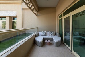 1 bedroom - Rustic Palm 1BR w Beach Access (Dubai)