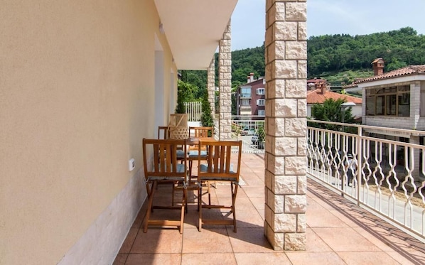 Superior Apartment, 2 Bedrooms, Courtyard View | Terrace/patio