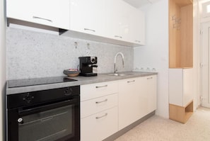Superior Apartment, 1 Bedroom, Courtyard View | Private kitchen