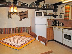Fridge, oven, dishwasher, cookware/dishes/utensils