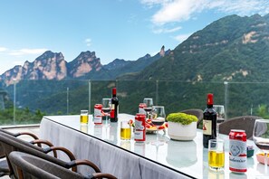 Suíte estúdio panorâmica, várias camas, banheiro privativo, vista para a colina | Vista do quarto