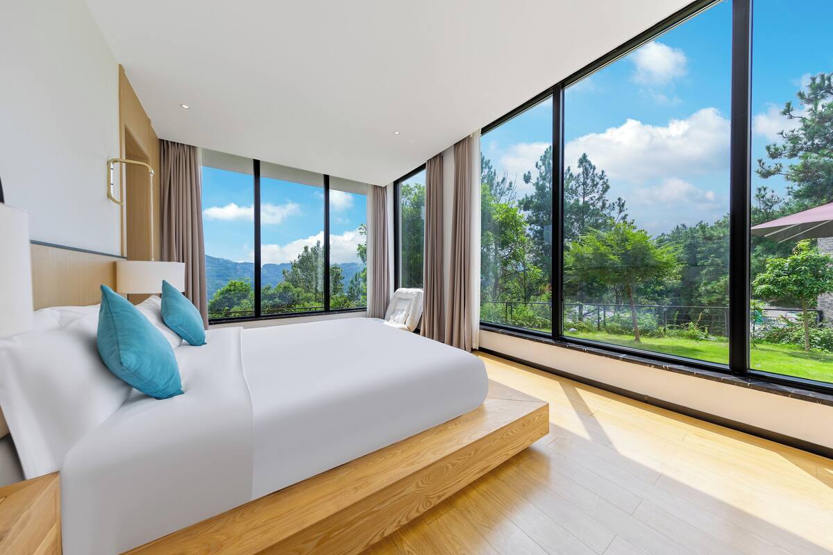 Chambre Familiale avec lits jumeaux, plusieurs lits, salle de bains privée, vue montagne | Literie de qualité supérieure, matelas mémoire de forme