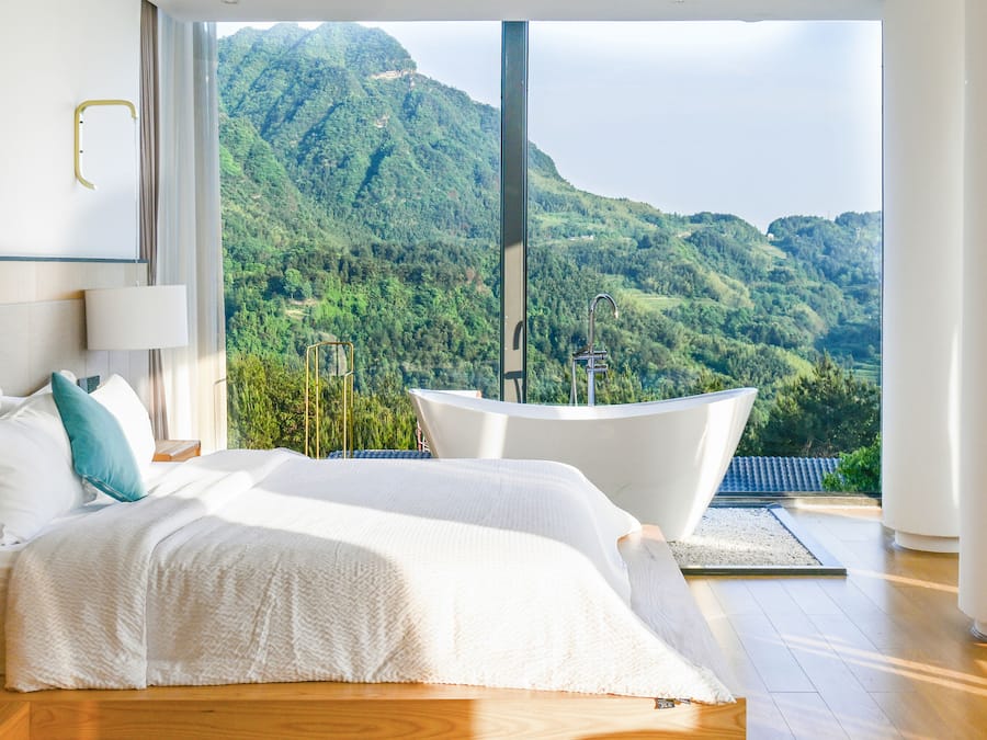 Tomannsrom – luksus, flere senger, privat bad, utsikt mot høyde | Sengetøy av topp kvalitet, memory foam-senger og individuelt dekorert