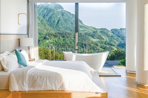Quarto duplo superluxo, várias camas, banheiro privativo, vista para a colina | Roupas de cama premium