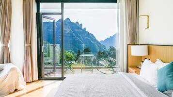 Kamar Double Mewah, 1 Tempat Tidur Queen, kamar mandi pribadi, pemandangan bukit | Pemandangan dari kamar