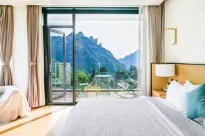 Quarto casal superluxo, 1 cama Queen, banheiro privativo, vista para a colina | Vista do quarto