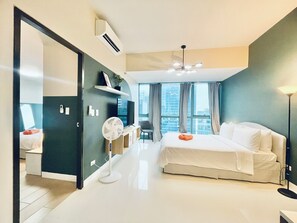 Deluxe-Apartment, Stadtblick | Wohnbereich | 55-Zoll-Smart-TV mit Digitalempfang