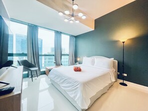 Deluxe-Apartment, Stadtblick | Wohnbereich | 55-Zoll-Smart-TV mit Digitalempfang