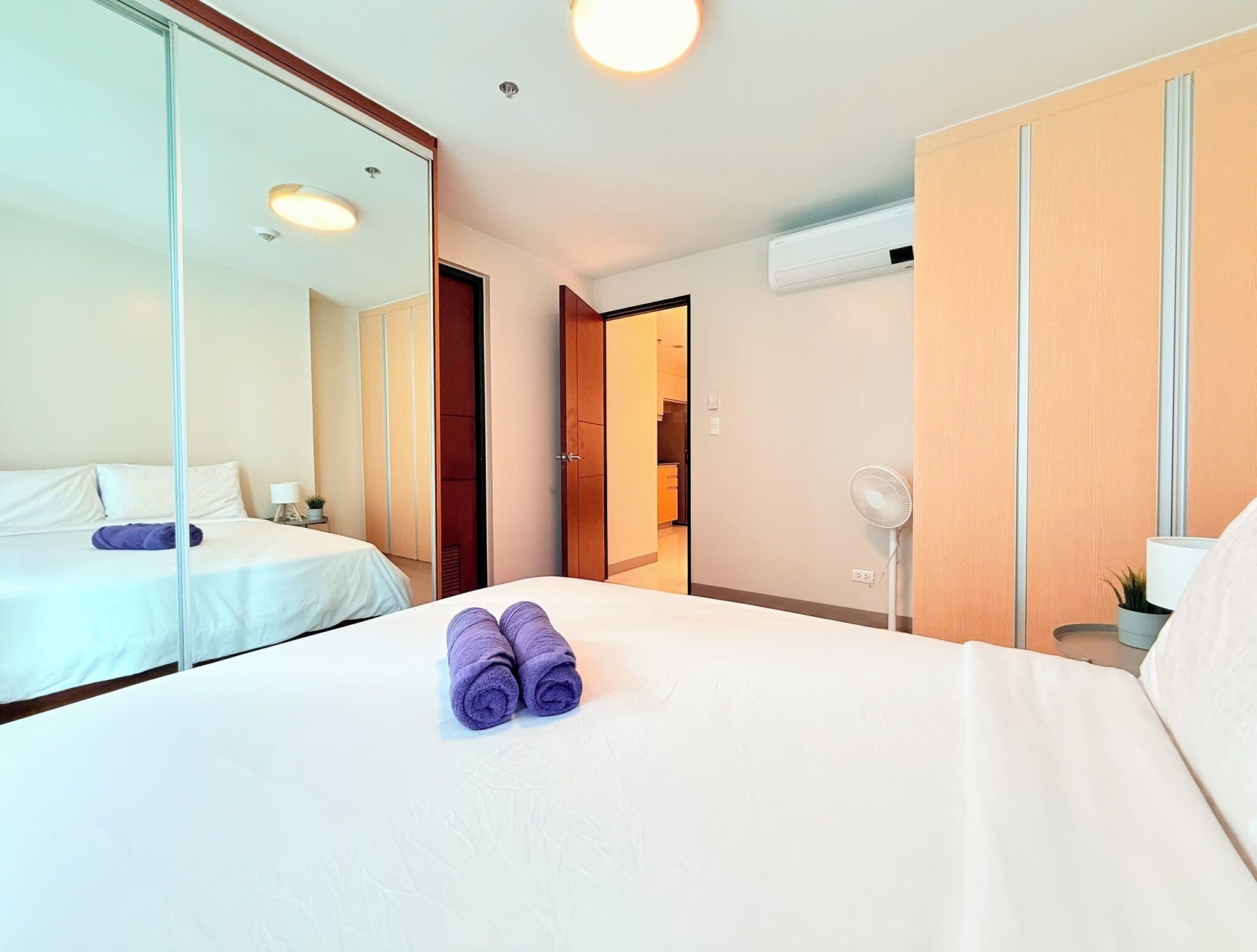 1 kamar tidur, selimut bulu angsa, dan meja kerja