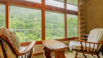 Habitación básica, no fumadores, vistas a la montaña | Caja fuerte, escritorio, wifi gratis y ropa de cama