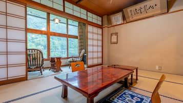 Basic Room, Non Smoking, Mountain View | In-room safe, desk, free WiFi, bed sheets