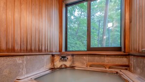 A wooden spa tub with a window overlooking a forest. - Goshikionsen Goshikinoyu ryokan (Takayama)