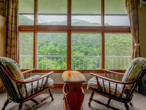 Habitación básica, para no fumadores, vista a la montaña | Caja de seguridad en la habitación, escritorio y wifi gratis 