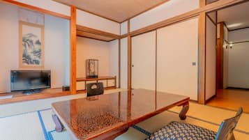 Deluxe-Zimmer, Nichtraucher, Bergblick | Zimmersafe, Schreibtisch, kostenloses WLAN, Bettwäsche