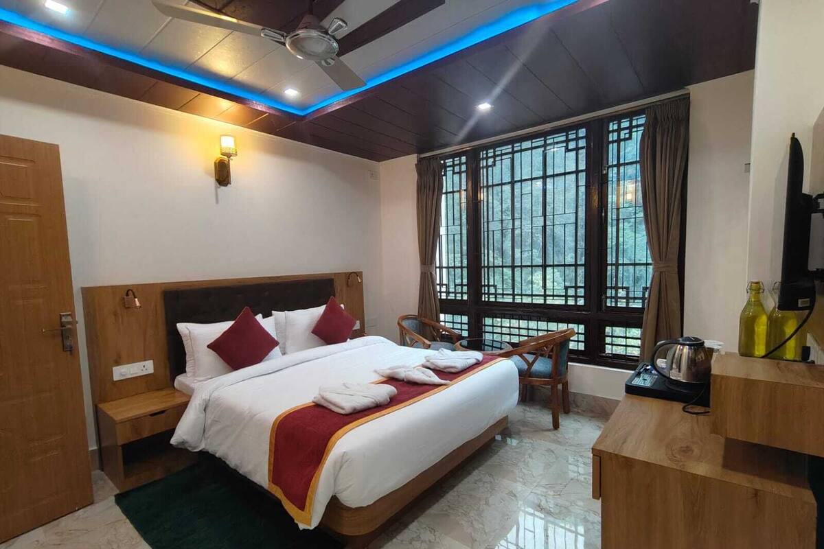Kamar Deluks | Seprai antialergi, kedap suara, setrika/meja setrika, dan Wi-Fi gratis