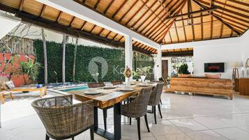 Villa, 3 habitaciones, alberca privada | Comedor