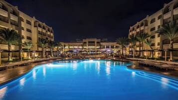 8 piscines extérieures