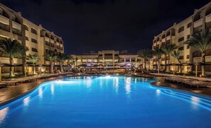 8 piscinas al aire libre