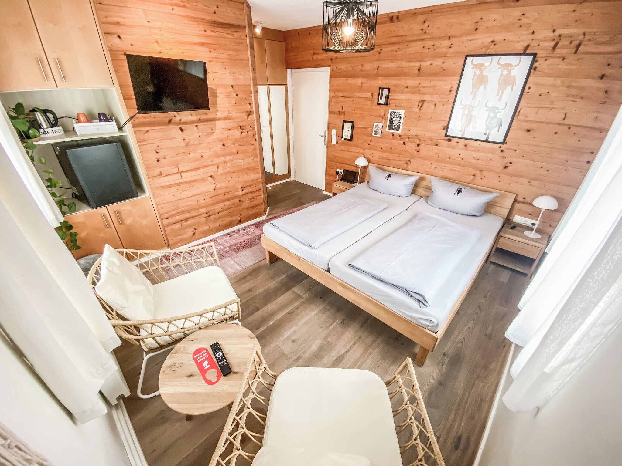 Kamar Double Standar | Didekorasi berbeda-beda dan dilengkapi dengan perabotan berbeda-beda