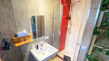 Shower, pengering rambut, handuk, dan sabun